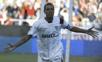 Luis Fabiano renueva con el Sevilla