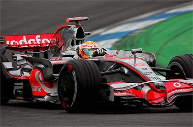 Hamilton solventa un error táctico de McLaren